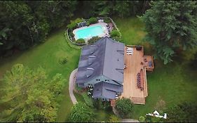 Marmora Retreat - Unique Waterfront Farmhouse